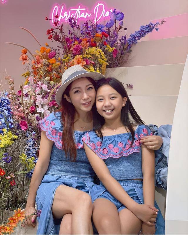 TVB“御用日本人”再披婚纱，中门大开、大秀美腿，傲人身材尽显