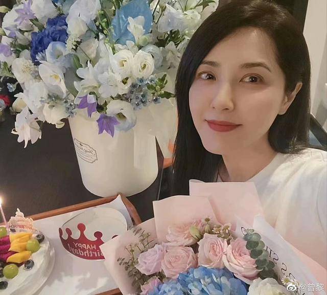 原创            曾黎在河南胖东来购物，买了两桶洗衣液，抱着孩子合影笑开了花