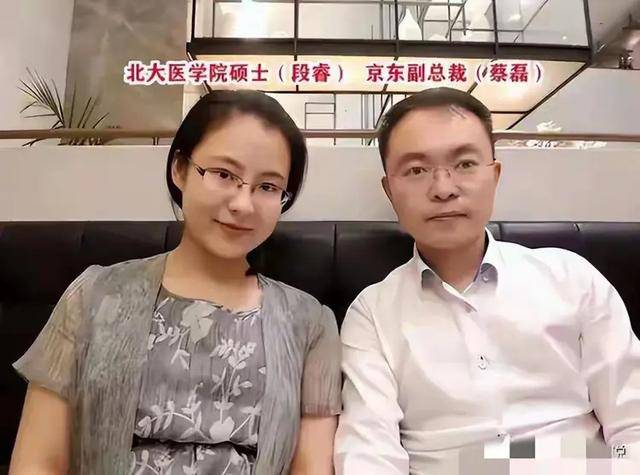 原创            蔡磊终于熬出头！被困轮椅1年半才能下楼，儿子一举动让人心疼