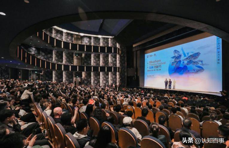 原创            乌镇大佬聚餐：童谣素颜出众黄磊孙莉夫妻敬酒，郝蕾本人又瘦又美