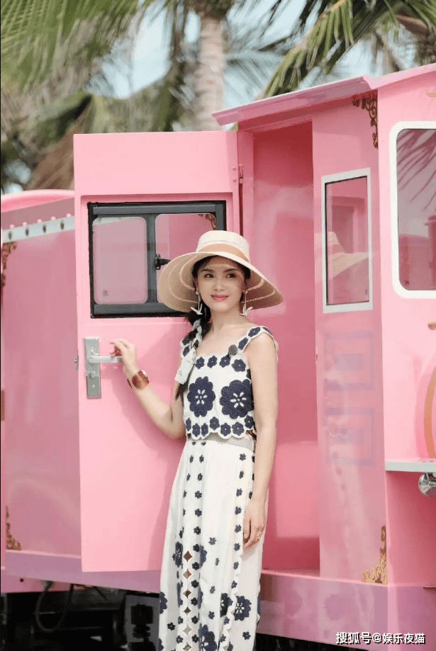 47岁刘涛晒写真笑容甜美活力状态满满