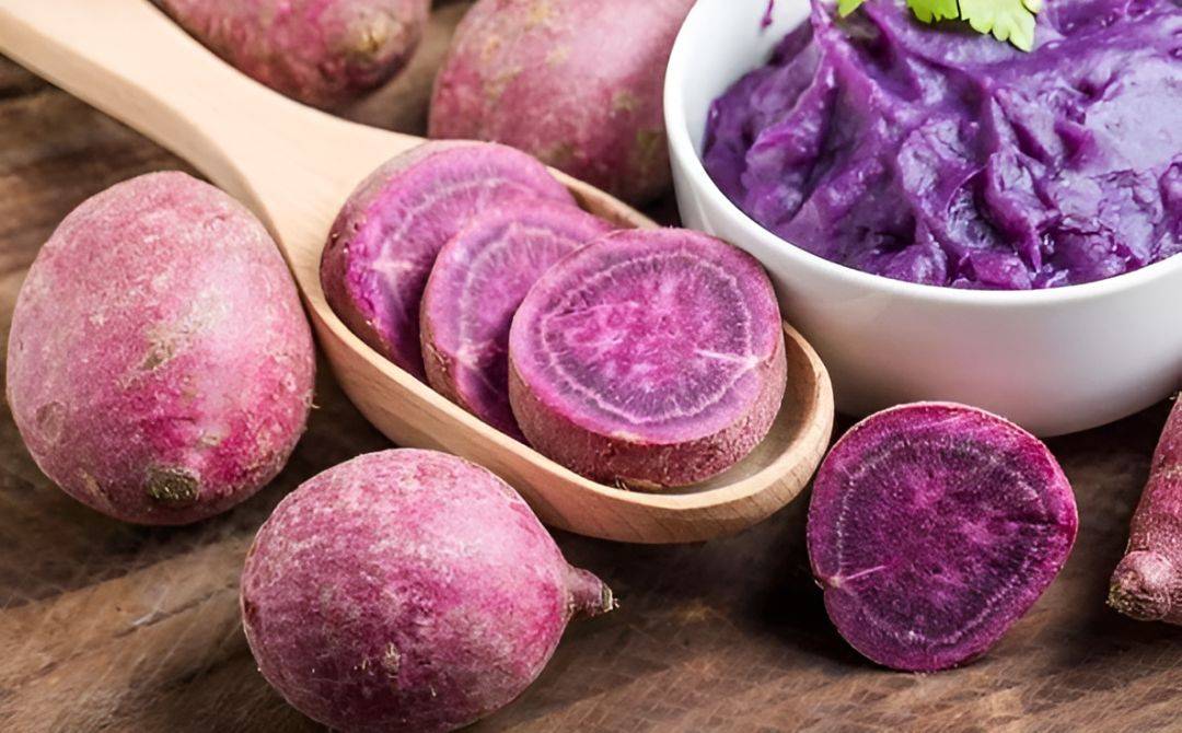 冬天皮肤干燥，多吃这6种食物，花青素含量高，皮肤水润气色好