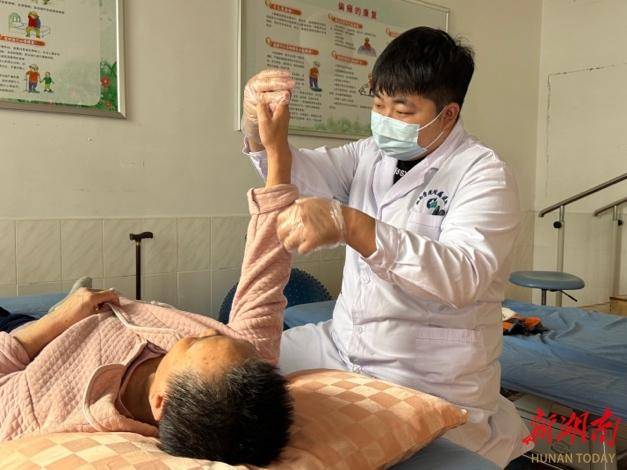 暖哭了！医生这波“反向充值”让人破防