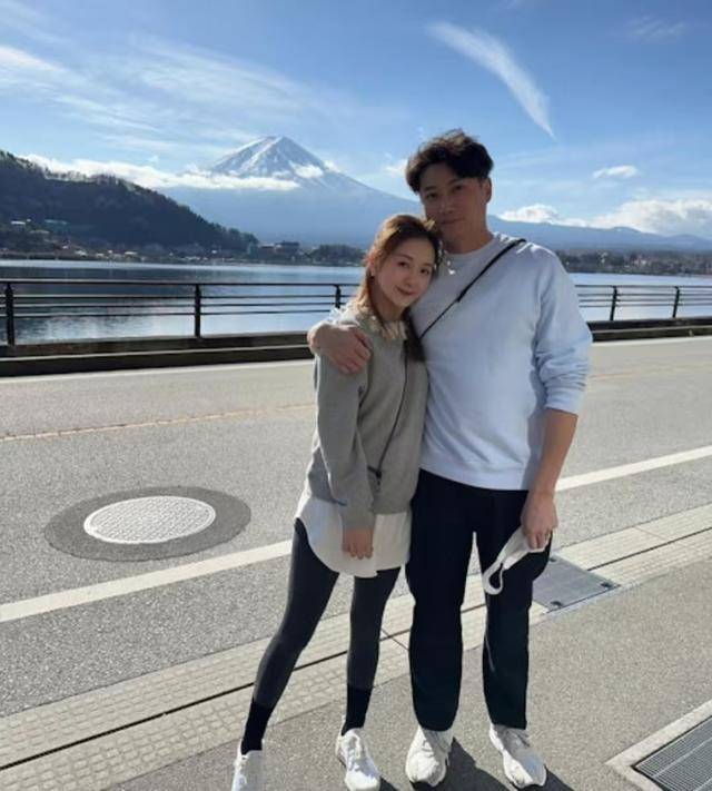 香港知名童星晒孕照！为当妈打300针做试管，曾因感情事当街脱裙