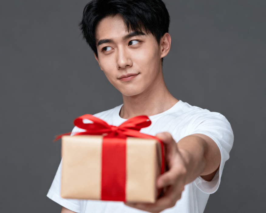 原创            男人突然变大方？别高兴太早，这些细节全是变心预警