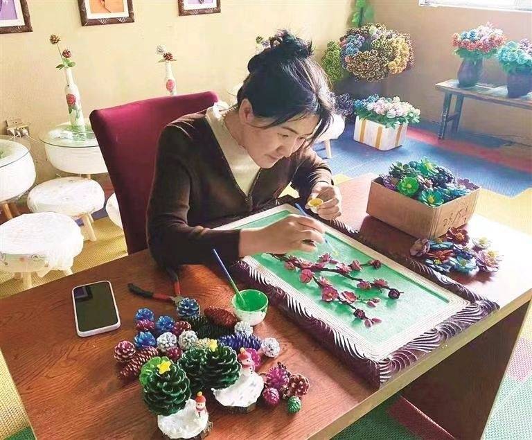 从山林到指尖：松果的艺术新生