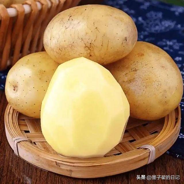 原创            土豆别再这么吃，3种家常搭配等于慢性中毒，发芽土豆挖芽也没用