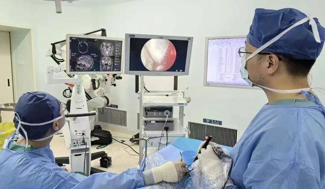 眼睑开窗 巧除脑肿瘤