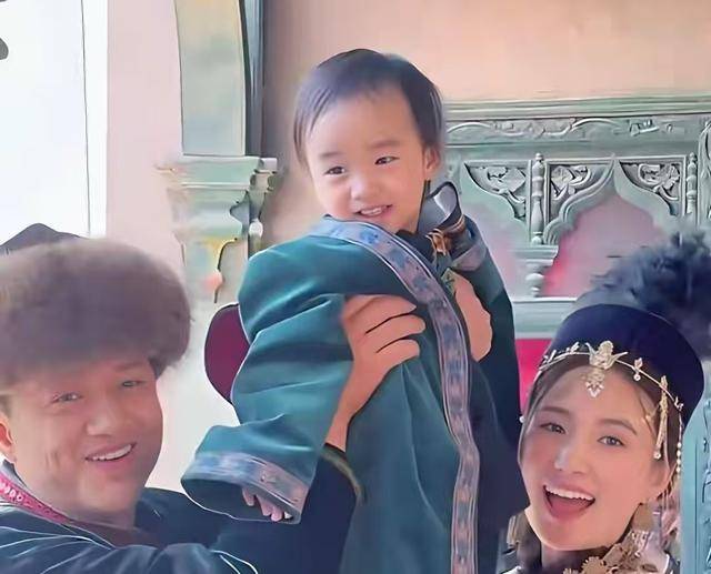 原创            李亚鹏81岁母亲：为儿子离婚心痛，担心儿子一辈子还不清巨债