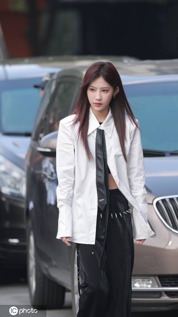 袁一琦穿白色衬衣配黑色阔腿裤 现身录制打歌2025