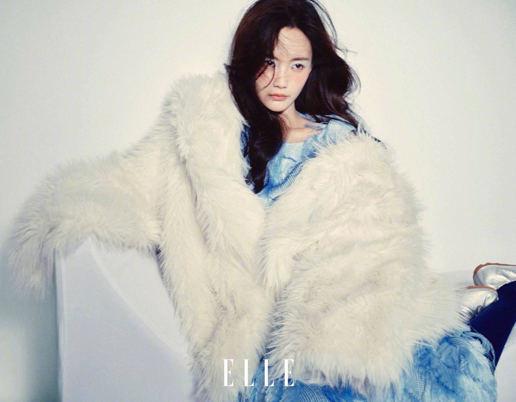 李一桐短发造型时尚俏皮 身披毛绒大衣慵懒迷人