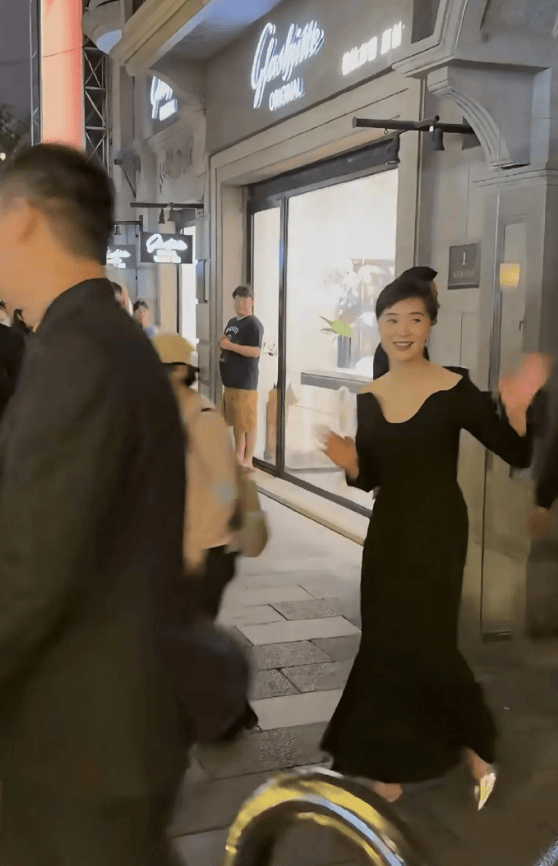 有网友在上海新天地偶遇了吴越，只见她身着露肩鱼尾裙，整个人状态绝佳