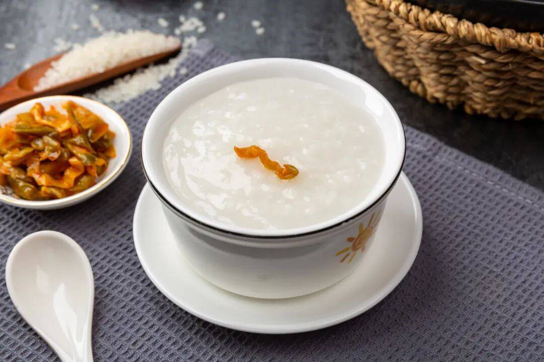 【科学辟谣】以为清淡就是 “白粥配稀饭”？难怪越吃越没劲儿！这些误区得改