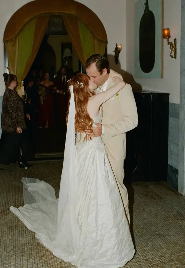 加拿大歌手“蹲妹”结婚 与丈夫Cole M.G.N.亲吻满脸幸福