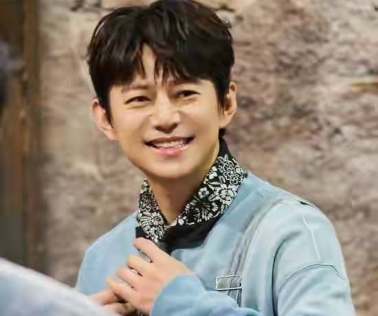 原创            钱再多有什么用?51岁何炅现在的“处境”给不婚不育者都提了个醒