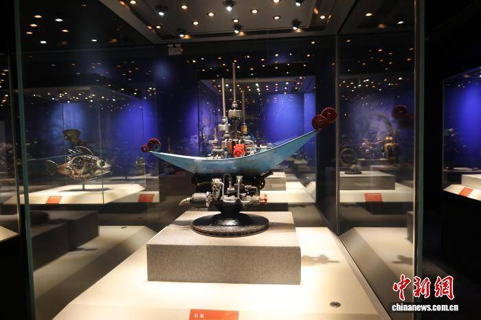 广西柳州：废旧金属零件重构艺术作品 民众感受工业魅力