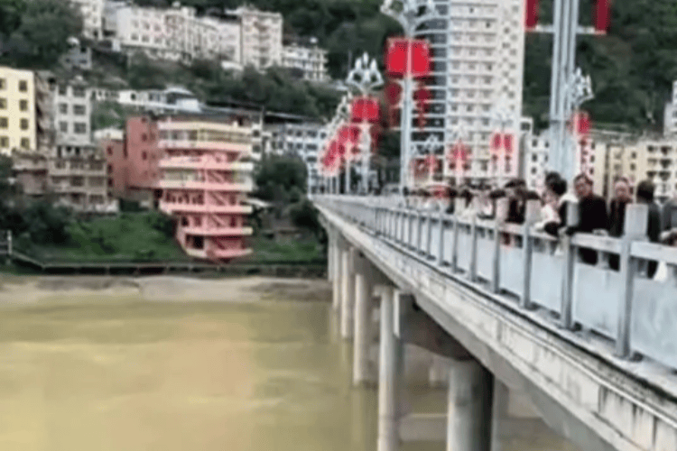 陕西旬阳男子婚礼当天跳河，正搜救！当地称系因琐事情绪失控