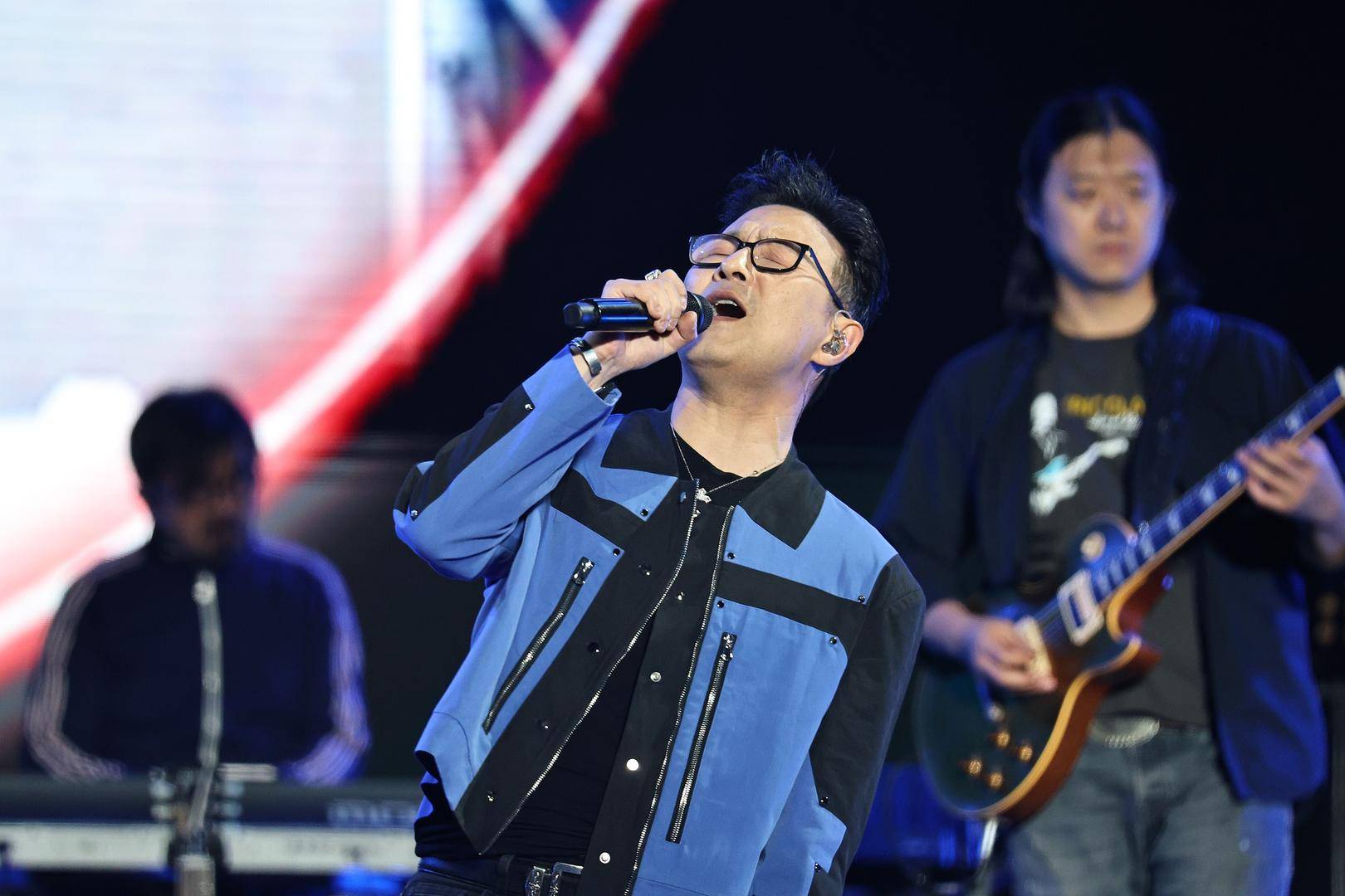 汪峰演唱会被指唱跑调,网友:年轻时写歌没轻没重