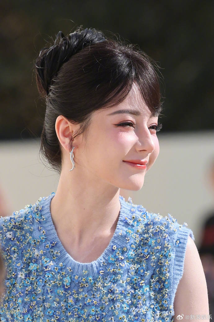 迪丽热巴周也邓为巴黎看秀 这三张颜值太权威