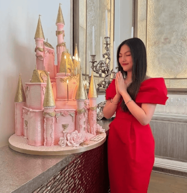 王岳伦飞英国为女儿庆生！16岁王诗龄坐S级迈巴赫出场，气势十足！