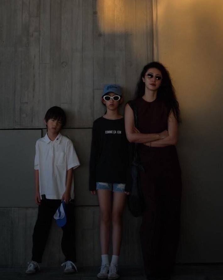 孙莉带两个孩子游玩 二女儿长腿吸睛比例优越