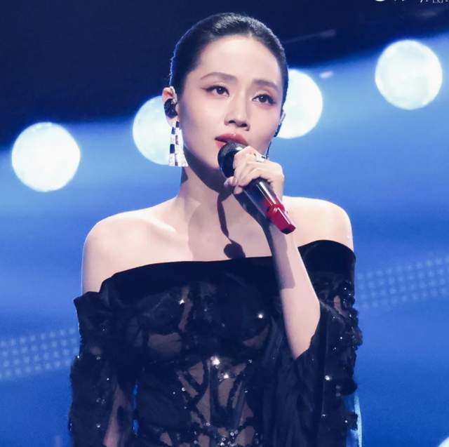 原创            刘惜君评论区沦陷！湾区晚会抢C位打乱众人走位，被吐槽是螃蟹姐