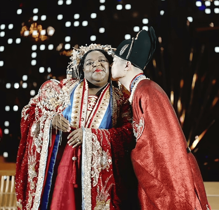 哪有什么钻石矿?山东泰安小伙娶美国新娘,司仪辟谣女方是普通外教