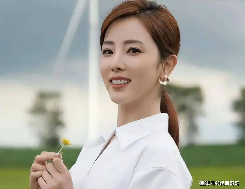 原创            从央视一姐到带货主播，李思思自曝离职原因，如今她怎样了？