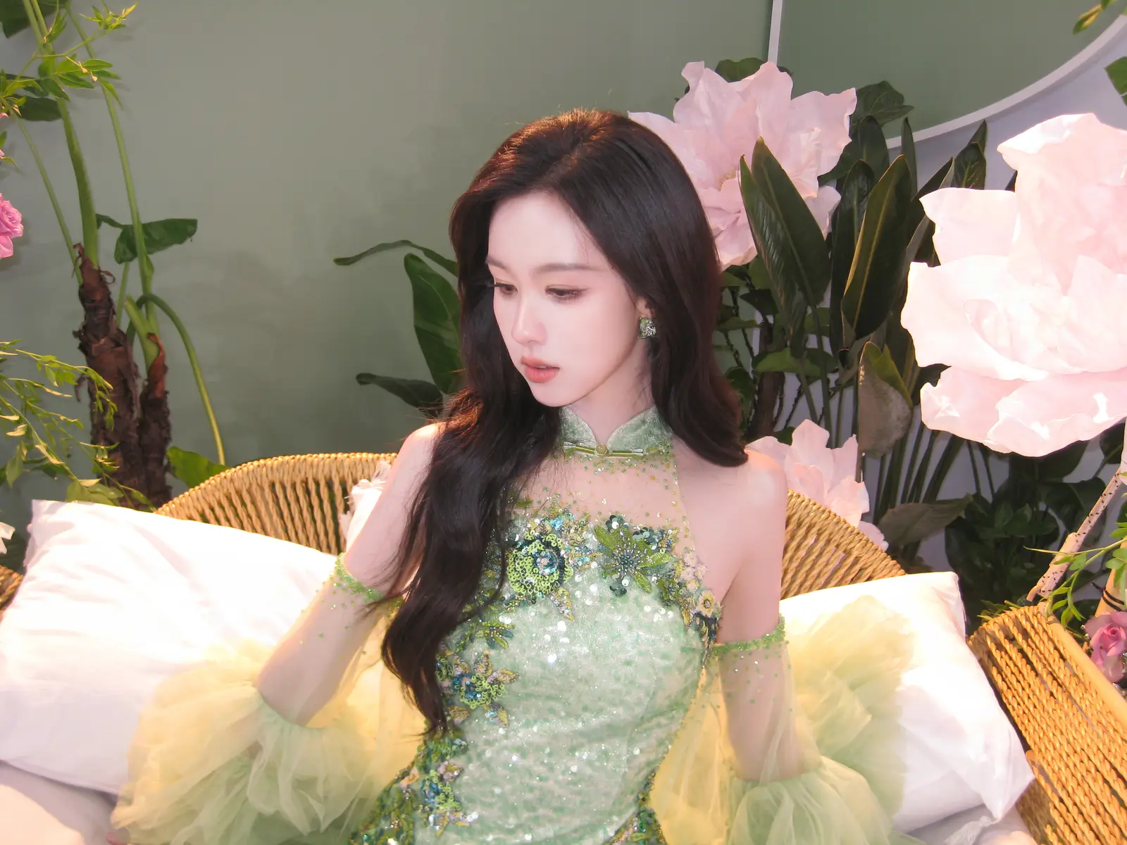 陈都灵穿浅绿纱裙笑容甜美灵气四溢 表情娇憨宛如林中小兔