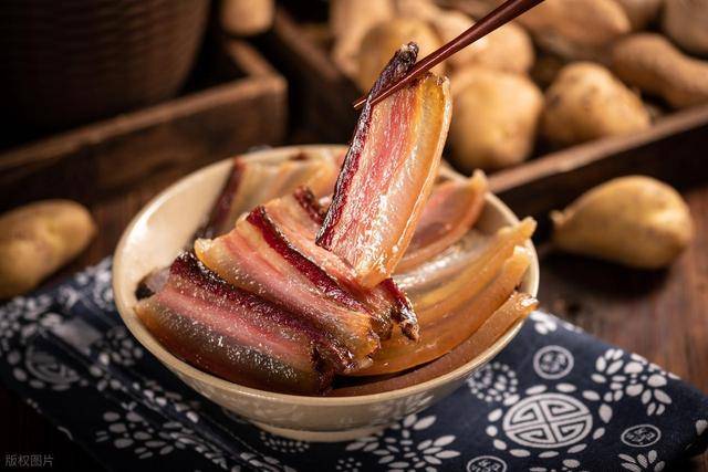 原创            62岁大叔肠癌去世，从不吃腌菜腊肉！医生：只因平时爱干3件事！