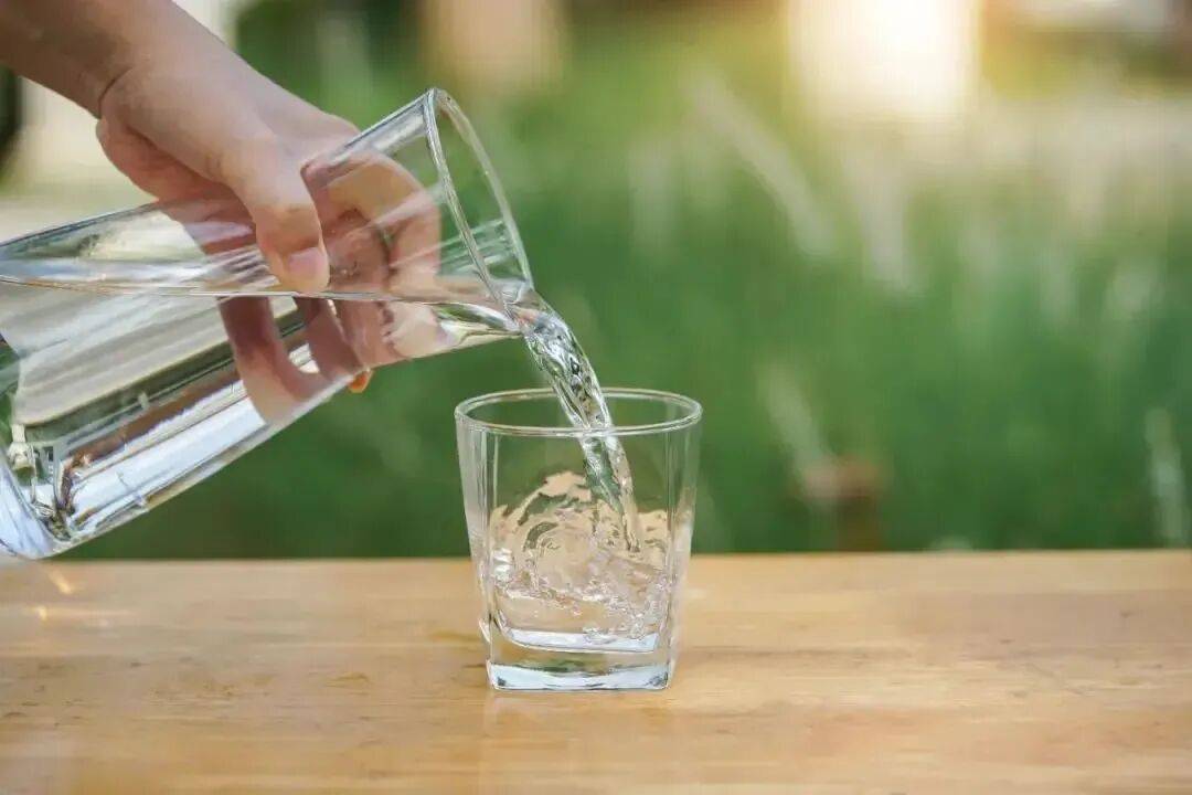 早上空腹喝水比不吃早饭危害还大？