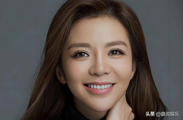 原创            朱迅近况曝光，生图嘴歪眼斜现身西湖，穿粉外套被偶遇疲惫又沧桑