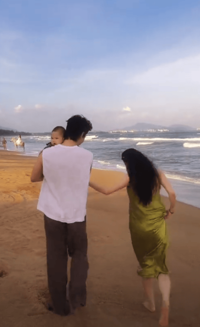 原创            张檬和小五带6个月儿子海边度假，哺乳期不穿内衣，胸部下垂明显