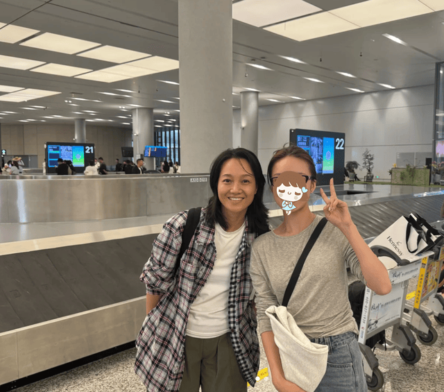 周一围妻女机场被拍，朱丹素颜肤色被指黄的不正常，女儿太像奶奶