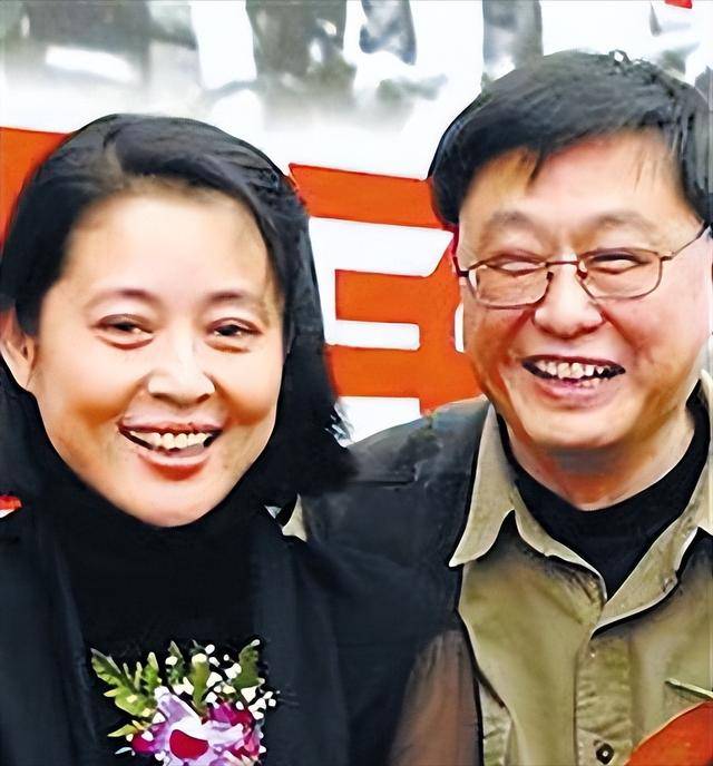 原创            他是倪萍儿子的亲生父亲，身价过亿，却在儿子患病时离开母子俩！