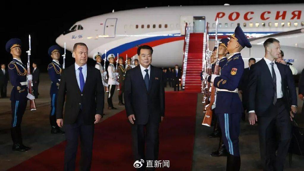 梅德韦杰夫抵朝鲜时发帖：朋友依然相伴，敌人则瑟缩颤抖