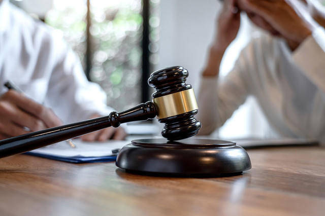 妻子发生婚外情，丈夫持铁锤击打情夫致死 一审判决：属激情犯罪，丈夫无期、妻子五年