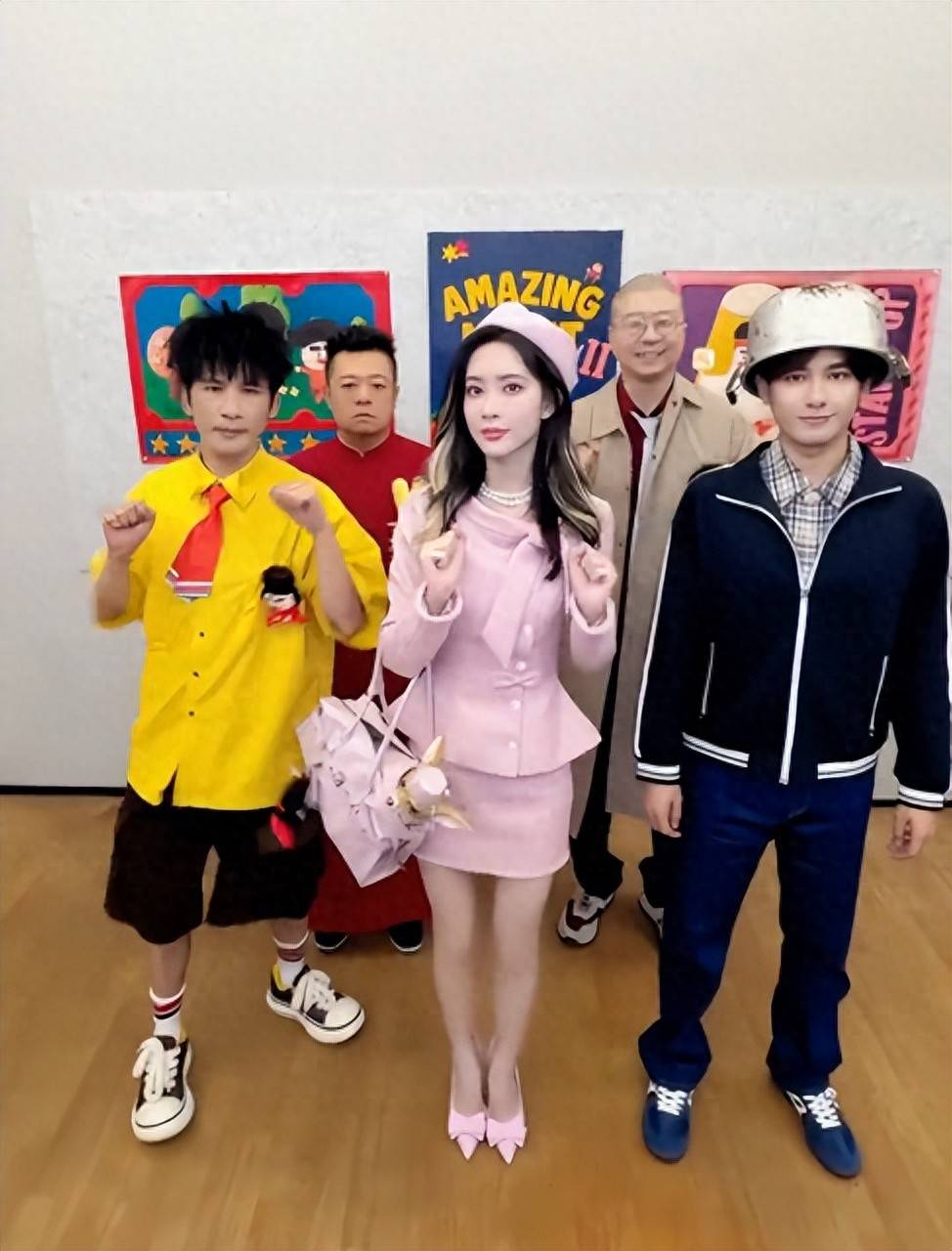 原创            董璇现身喜人,生图脸肿脖粗看乐子,张维伊被人当面嘲讽油头抢镜