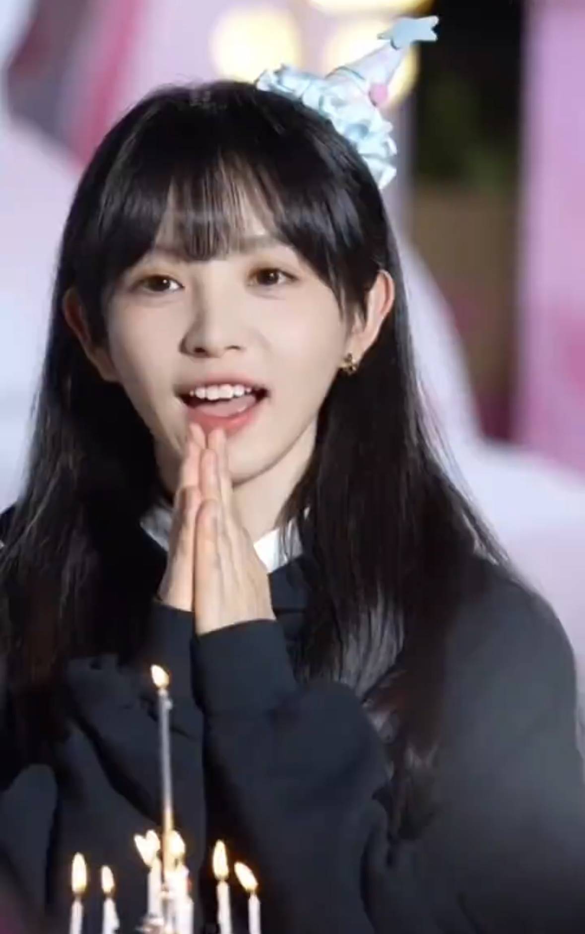 田曦薇和粉丝一起过生日 头戴星星帽元气满满