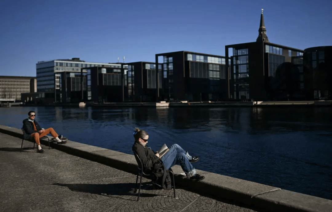 丹麦拟禁止15岁以下人群使用社媒，并提议免纸质书籍税：孩子应走出网络囚禁