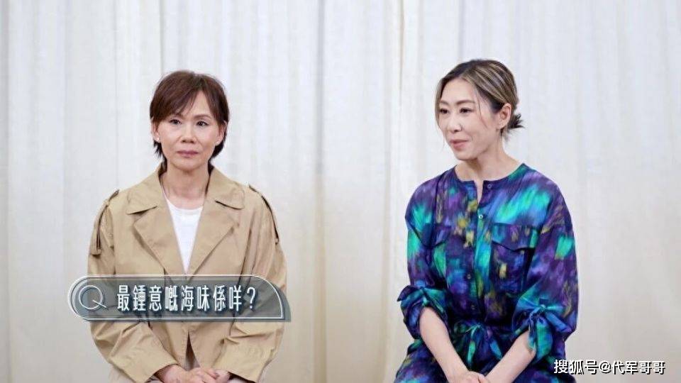 原创            44岁香港女星胡定欣罕见和母亲亮相节目，想不到她母亲长得这么年轻