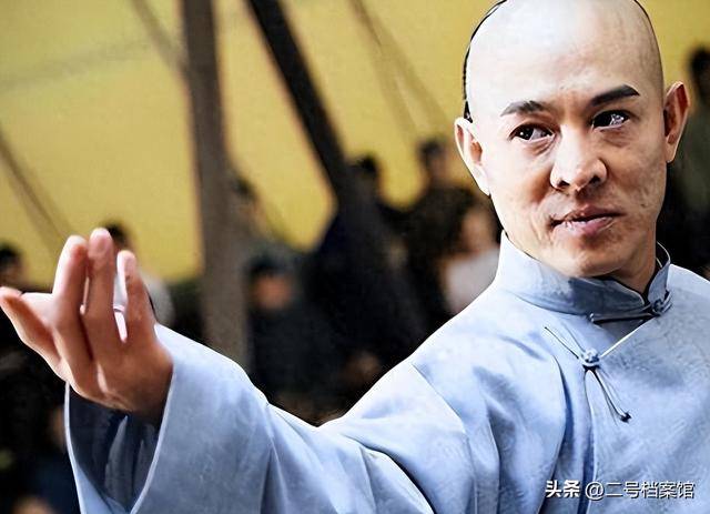 原创            钱再多有什么用?李连杰连下车都要小心翼翼,终究还是老到认不出