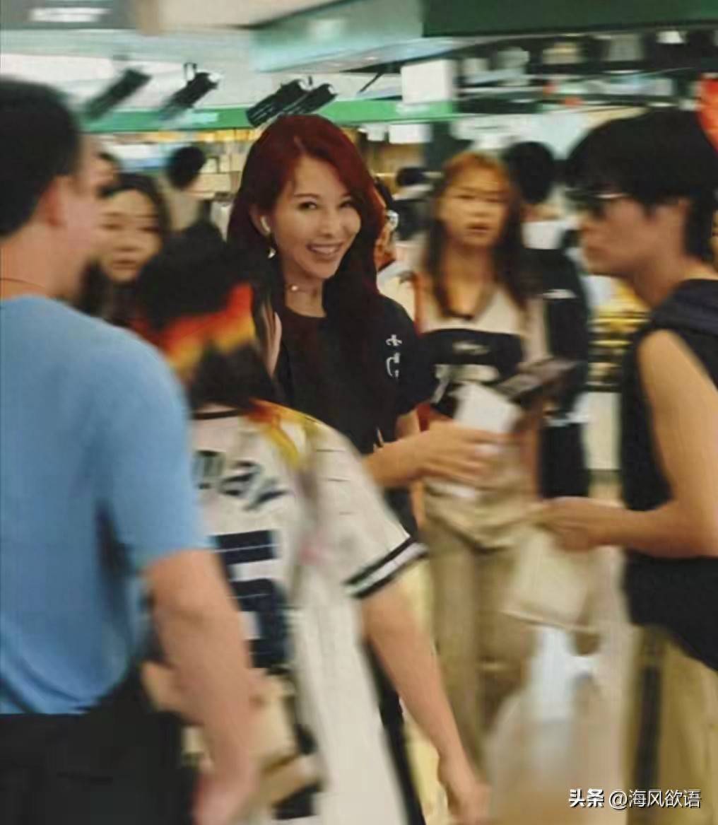 原创            蔡少芬张晋排队买奶茶，52岁红发抢镜，身材瘦得像超模