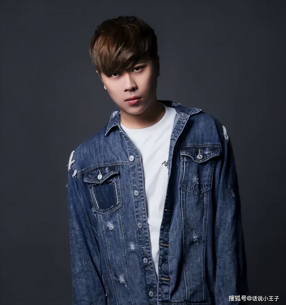 原创            卢本伟疑似复出，戴口罩参加活动！粉丝吵翻天，支持还是反对