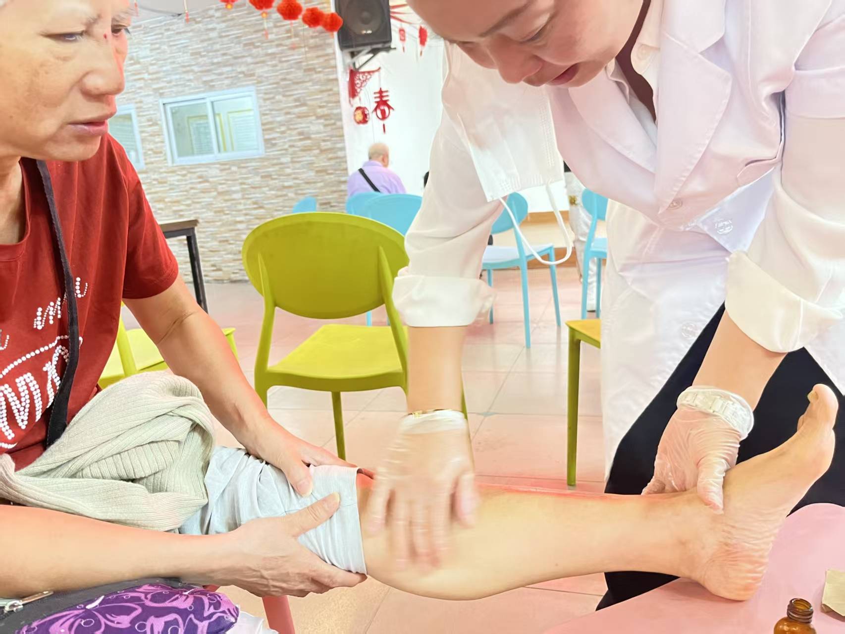 唯通中医重阳义诊 守护老人健康展笑颜