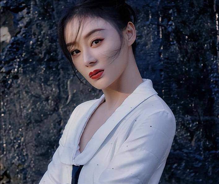 原创            女明星曾节食戒碳水，今回襄阳连吞三份主食，称“碳水天堂”引爆流量