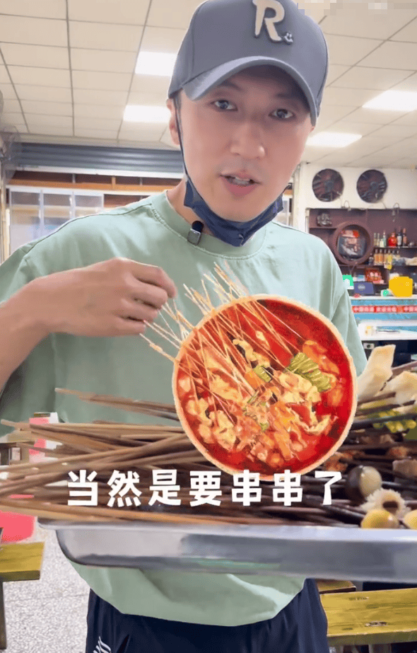 谢霆锋现身重庆地道小馆吃串串香 又辣又香吃得超满足