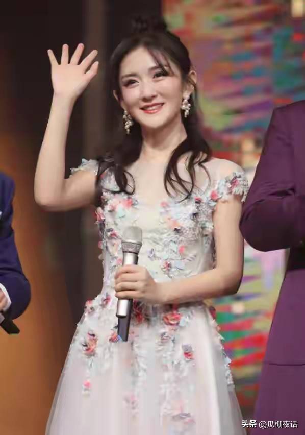 原创            谢娜成为中秋晚会主持人仅5天，网友评论两极化，为何她饱受争议