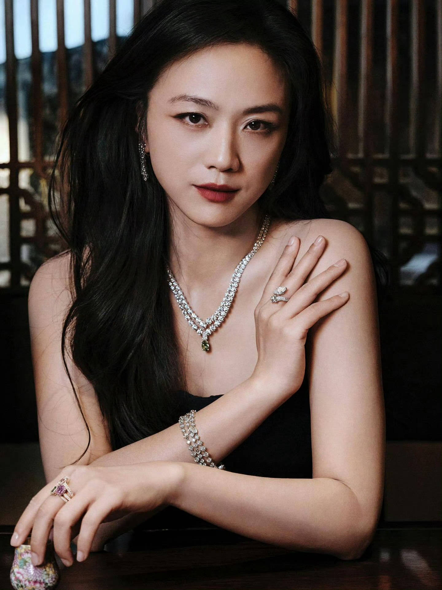 汤唯穿抹胸礼服身材窈窕 黑发红唇气质慵懒撩人