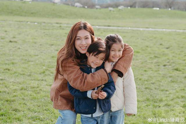 TVB前当家花旦为小女儿庆生！两女儿共用一张脸，老公基因太强大